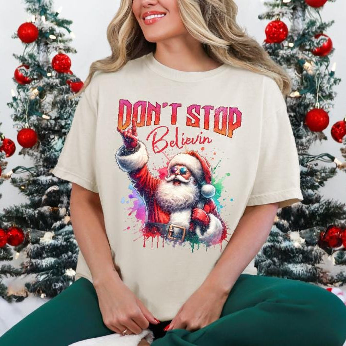 Don’t Stop Believin’ Santa T-Shirt, Multiple Sizes & Colours, Funny Christmas Tee, Retro Santa Shirt, Holiday Gift for Everyone, Music Lover